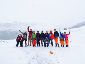 Viaggio di gruppo in Islanda tra amici ricoperti di neve