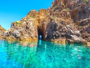 Vacanza in barca in Corsica tra un mare cristallino