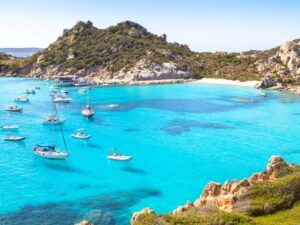 Avventura in catamarano in Corsica e Sardegna in piscine naturali incantevoli