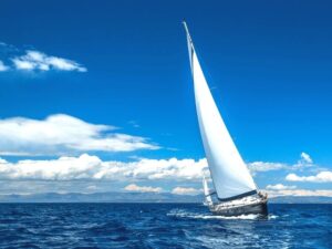 Vacanze alle Egadi in barca a vela in un mare azzurro