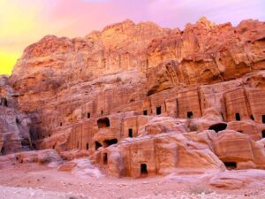 Viaggio organizzato in Giordania - Le case nella roccia dei Nabatei